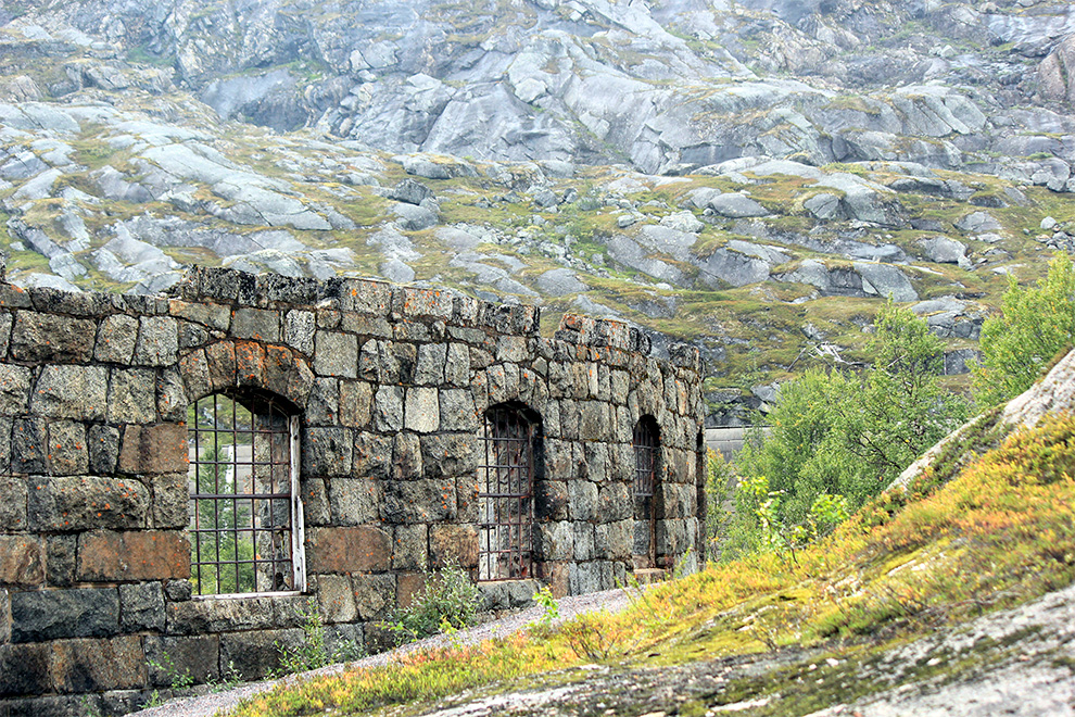 Riksgränsen, malmiradan raunioitunut veturitalli, 2019. Suomen tavoin ruotsalaiset ovat aktiivisia Wiki Loves Monuments-valokuvakilpailussa. Tämä oli Ruotsin voittajakuva vuonna 2020. Kuva nimimerkki Fjallvaxter.och.norrsken. CC BY-SA 4.0