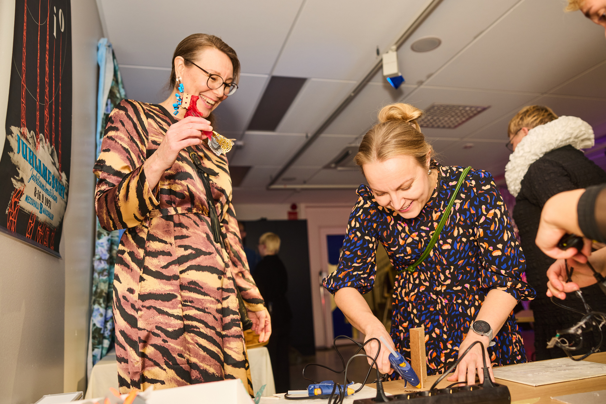 Katriina Lehtoranta ja Anni Koskela innostuivat luomaan omat teoksensa Ovi Kummaan -tapahtuman valokuvien ja materiaalien pohjalta. 