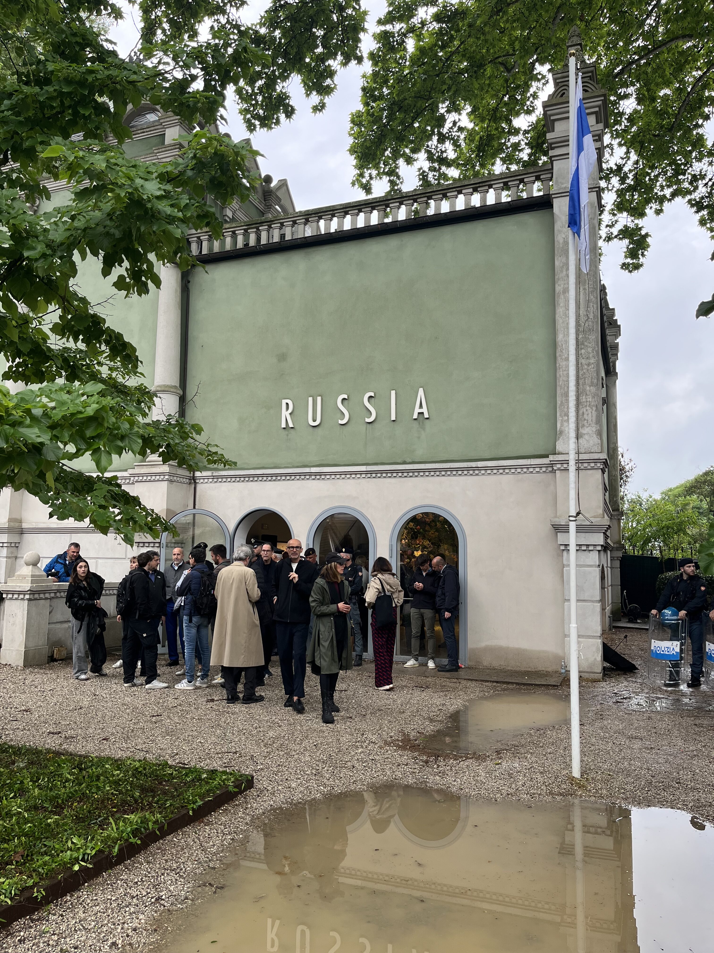 Rinnakkaiselon ja protestin juhlaa Venetsian taidebiennaalissa